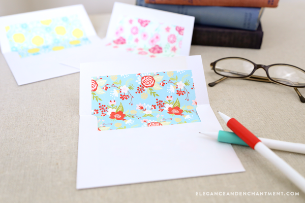Send your mail in style! Download these free printable envelope liners in four pretty floral designs. Easy to print, trim out attach to the inside of your envelopes. Keep them for yourself, or create a set to gift to a friend! // Design from Elegance & Enchantment